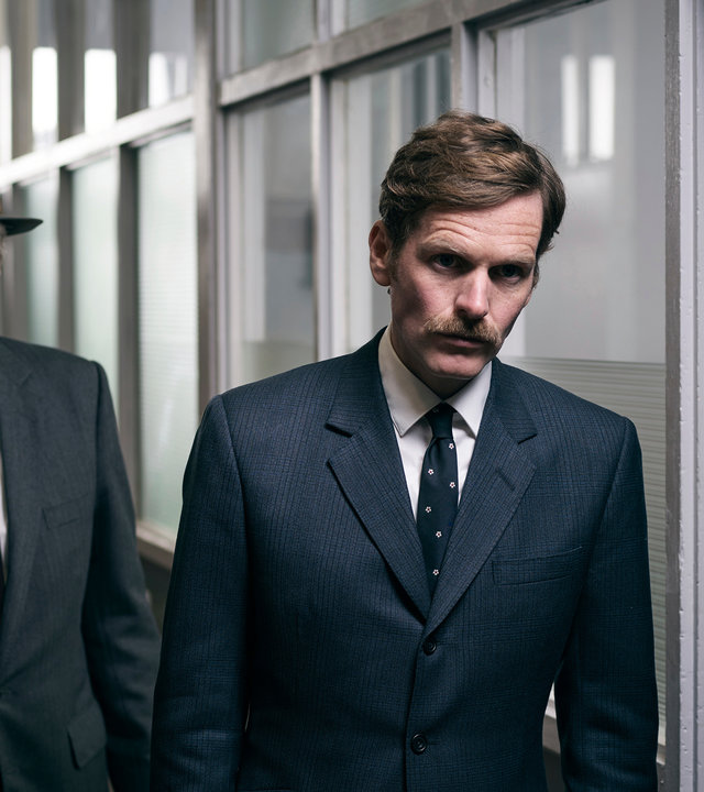 "Der junge Inspektor Morse - Apollo": Endeavour (Shaun Evans) und DI Fred Thursday (Roger Allam) laufen mit ernstem Blick einen Flur entlang.