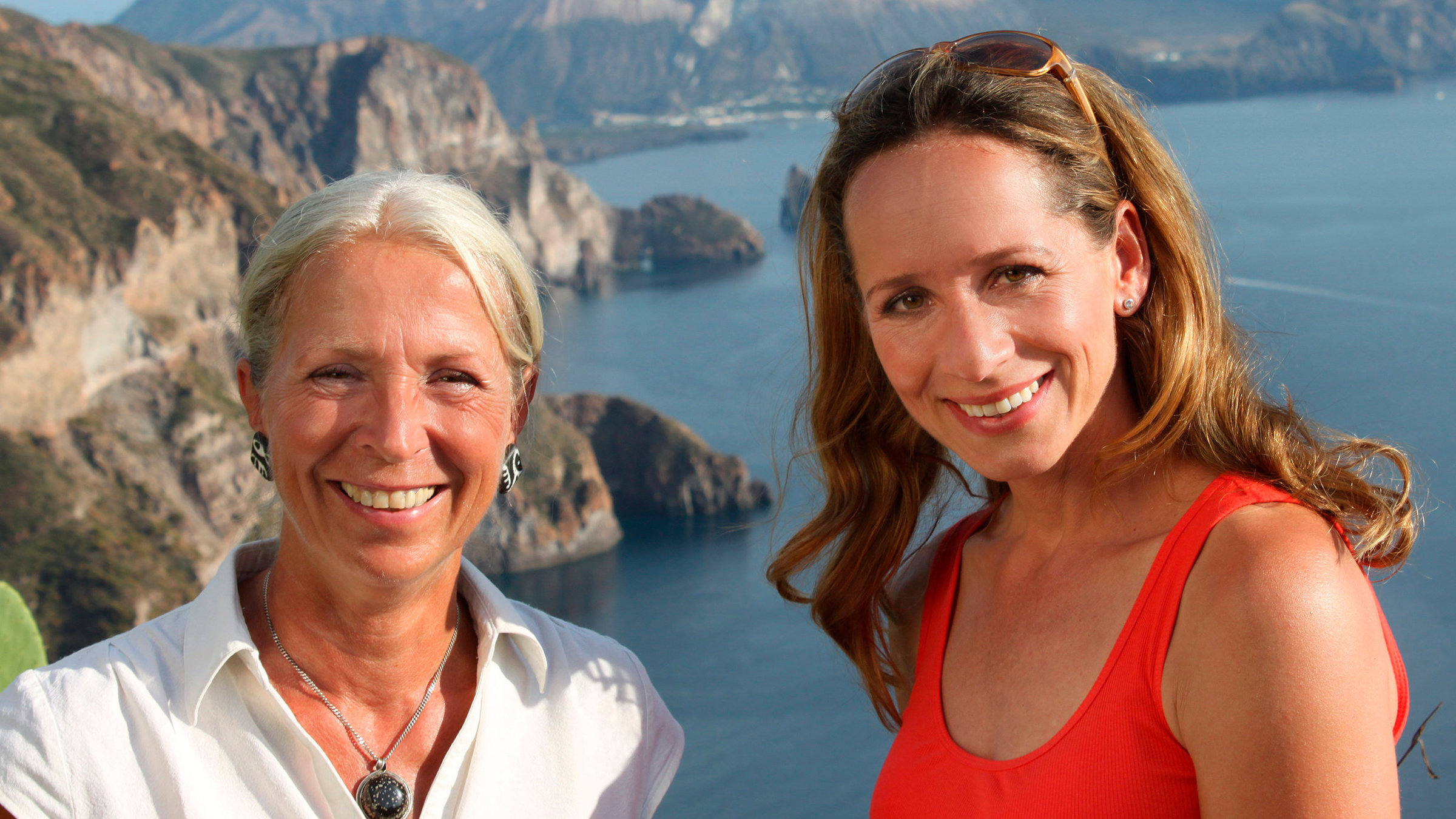 "Die Vulkaninseln Siziliens": Moderatorin Tamina Kallert (r) erlebt gemeinsam mit Reiseführerin Ute Krohmer die Naturwunder der Liparischen Inseln bei Sizilien.