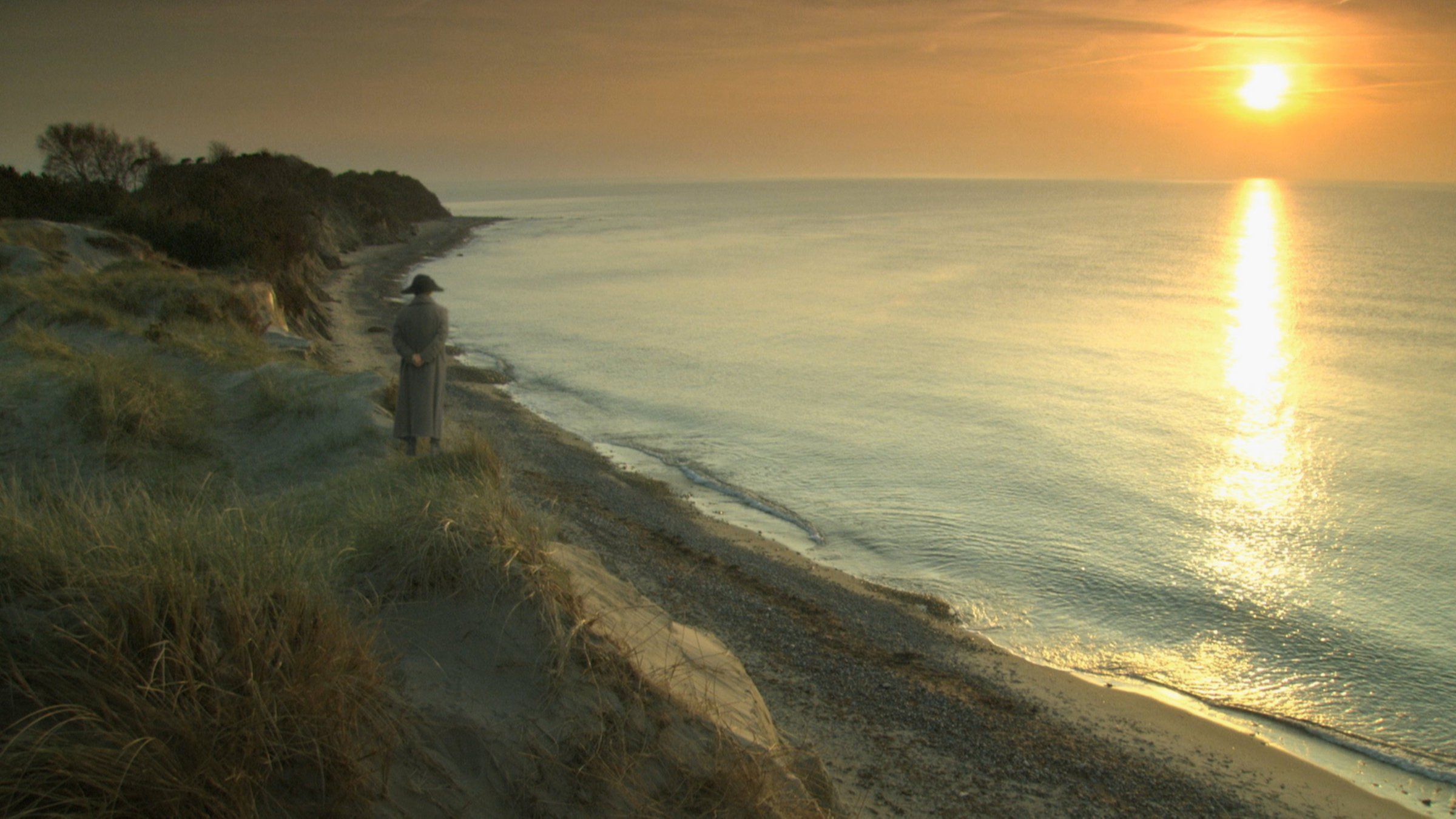 "Die glorreichen 10 - Die prominentesten Spinner der Geschichte": Küste, Sonnenuntergang, Napoleon-Darsteller schaut aufs Meer