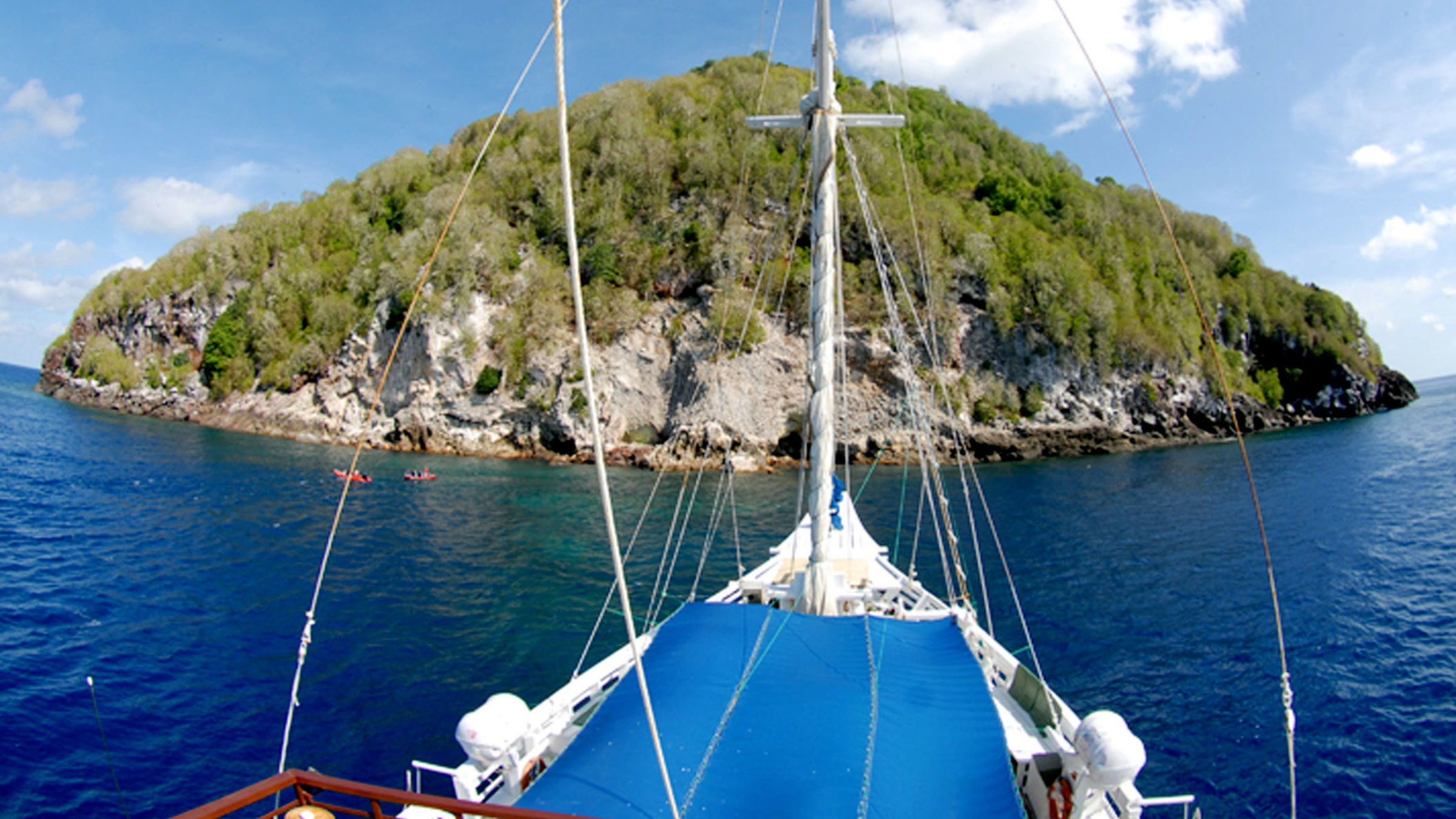 "Edis Paradies: Die Schlangeninsel" - Ansicht auf Vorderteil vom Boot kurz vor Ankunft auf die Schlangeninsel.