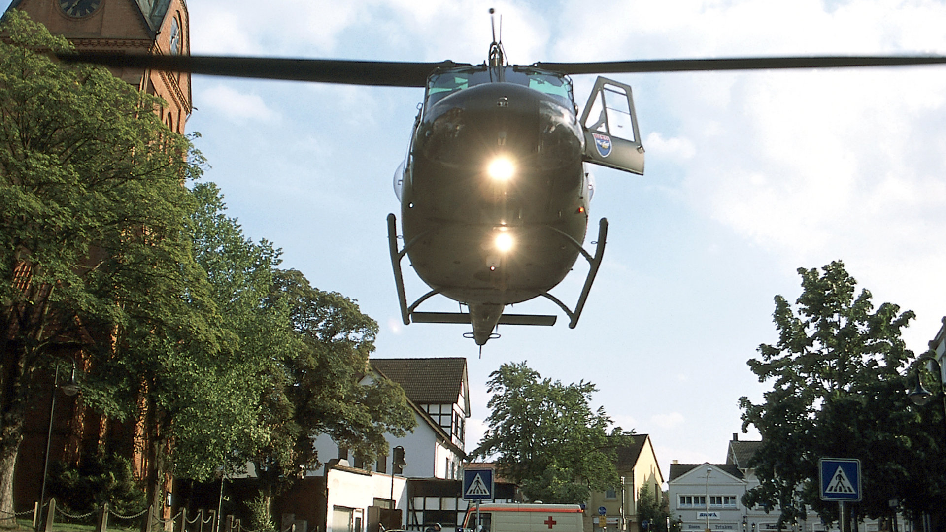 "Die Rettungsflieger - Gefährliche Hochzeit": Ein Hubschrauber landet auf einer Straße.