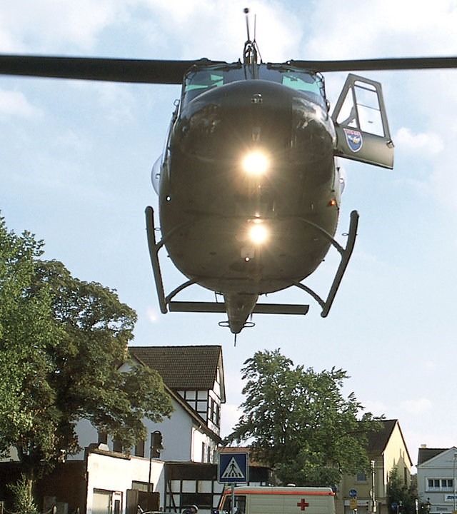 "Die Rettungsflieger - Gefährliche Hochzeit": Ein Hubschrauber landet auf einer Straße.