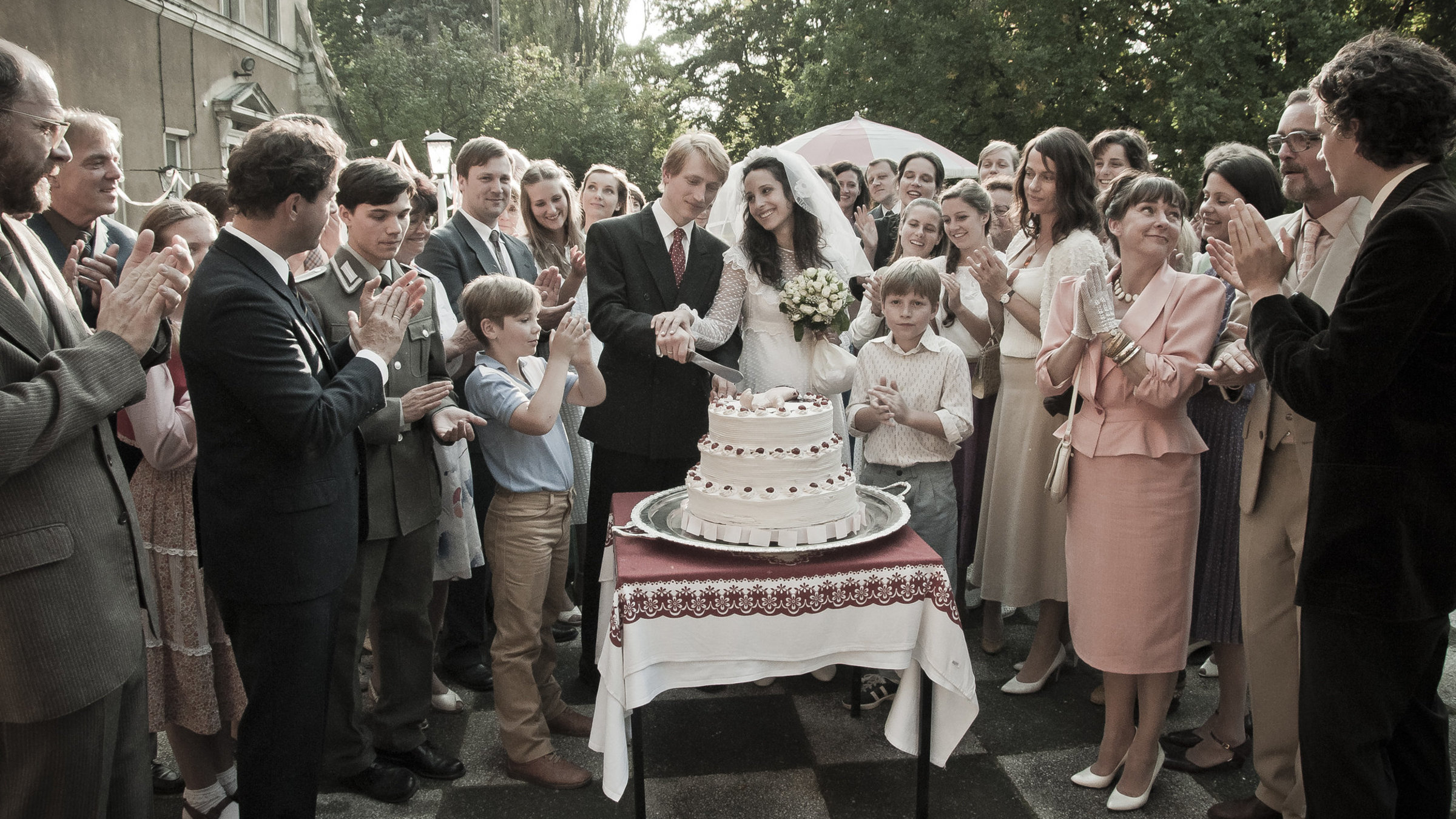 "Der Turm" - Das Brautpaar Ina Rohde (Stephanie Stumph) und Thomas Wernstein (Christian Sengewald) sowie die Familien Hoffmann und Rohde.