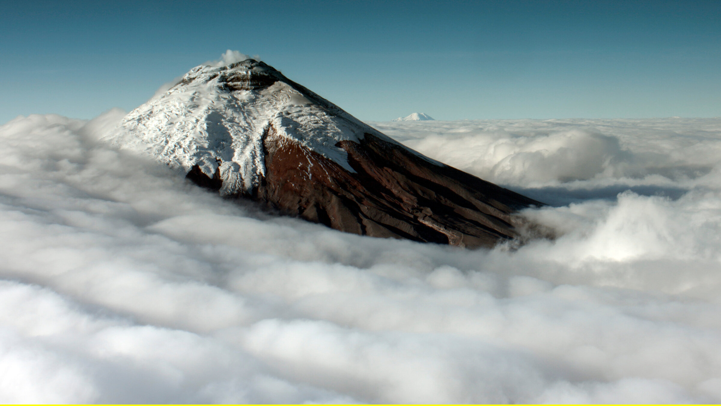 "Die Anden – Natur am Limit (1/3) - Schneeberge am Äquator": Der Vulkan Cotopaxi in Ecuador. Mit 5.897 m ist er der zweithöchste Berg Ecuadors und einer der höchsten aktiven Vulkane der Erde. Durch seine regelmäßige, konische Form und die Eiskappe auf dem Gipfel entspricht der Cotopaxi dem Idealbild eines Stratovulkans.