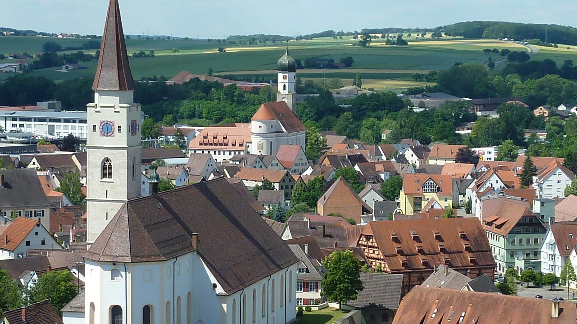 "Katholischer Gottesdienst - Gesegnet, um Segen zu sein": Vogelperspektive mit der Außenaufnahme der Stadtpfarrkirche St. Blasius in Ehingen