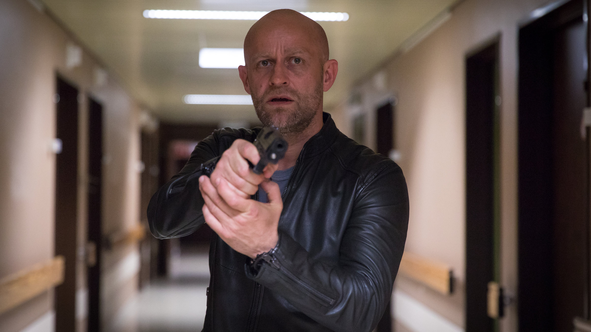 "The Team II (2)": Gregor (Jürgen Vogel) hält eine Waffe in der Hand und läuft durch den Flur des Krankenhauses.