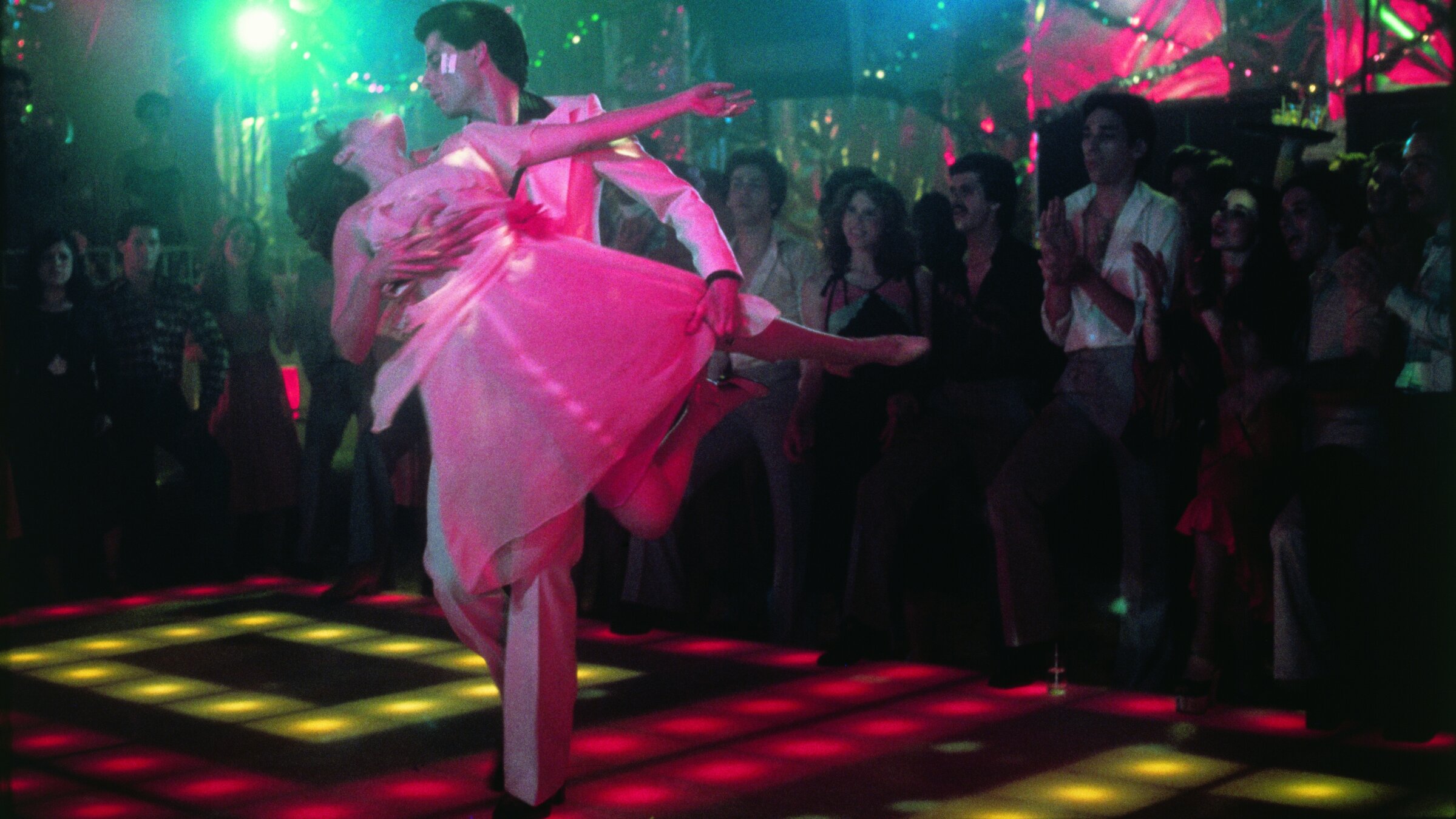 "Saturday Night Fever - Nur Samstag Nacht": Tony (John Travolta) und Stephanie (Karen Lynn Gorney) geben alles, um den Tanzwettbewerb zu gewinnen.