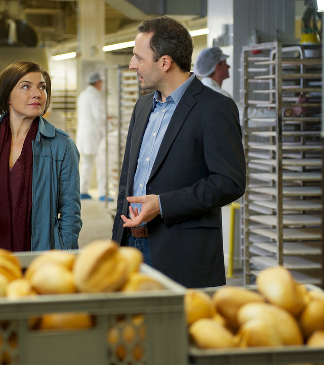 "SOKO Wismar - Ein Zipfel vom Glück": In der Bachstube einer Bäckerei stehen Katrin Börensen (Claudia Schmutzler) und Frank Wiedemann (Robert Schupp) zwischen gefüllten Brötchenkisten und unterhalten sich.