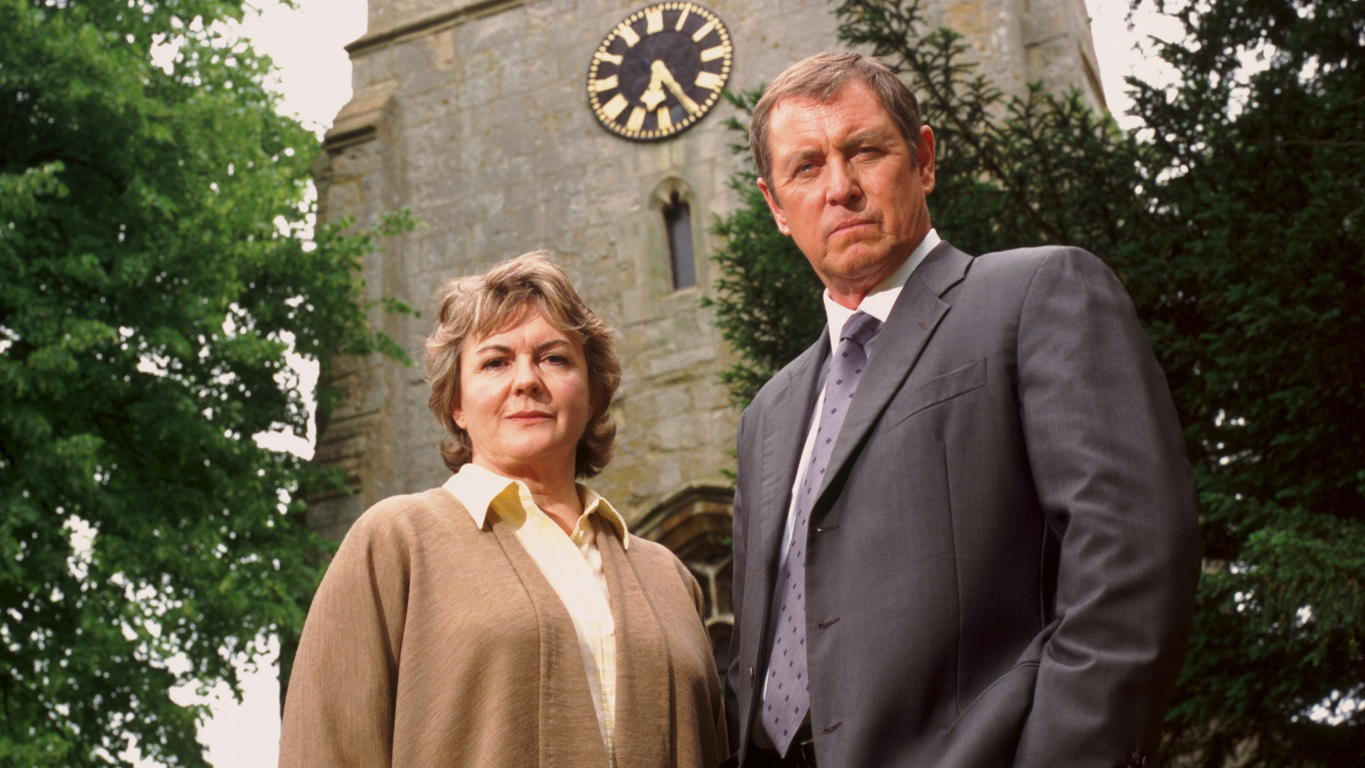 "Inspector Barnaby - Glockenschlag zum Mord": Inspector Barnaby (John Nettles) und Frances Le Bon (Gwen Taylor) stehen nebeneinander auf dem Friedhof. Im Hintergrund ist ein Kirchturm zu sehen.