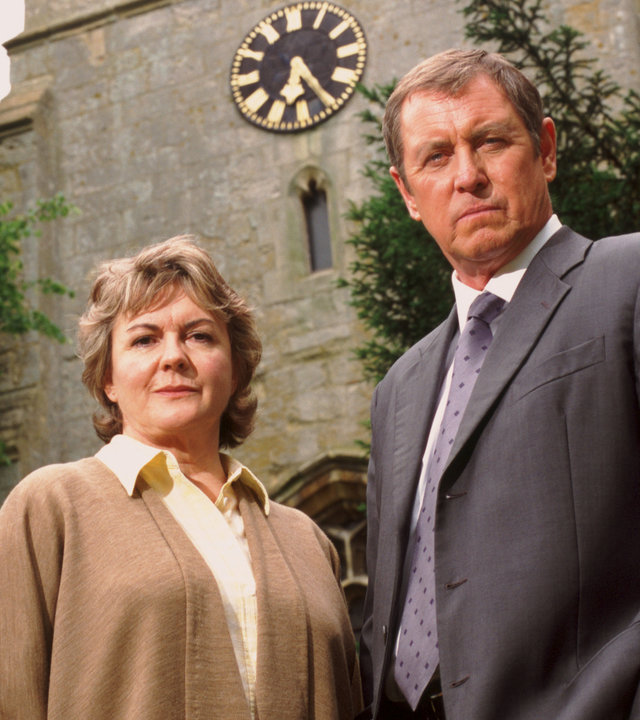 "Inspector Barnaby - Glockenschlag zum Mord": Inspector Barnaby (John Nettles) und Frances Le Bon (Gwen Taylor) stehen nebeneinander auf dem Friedhof. Im Hintergrund ist ein Kirchturm zu sehen.