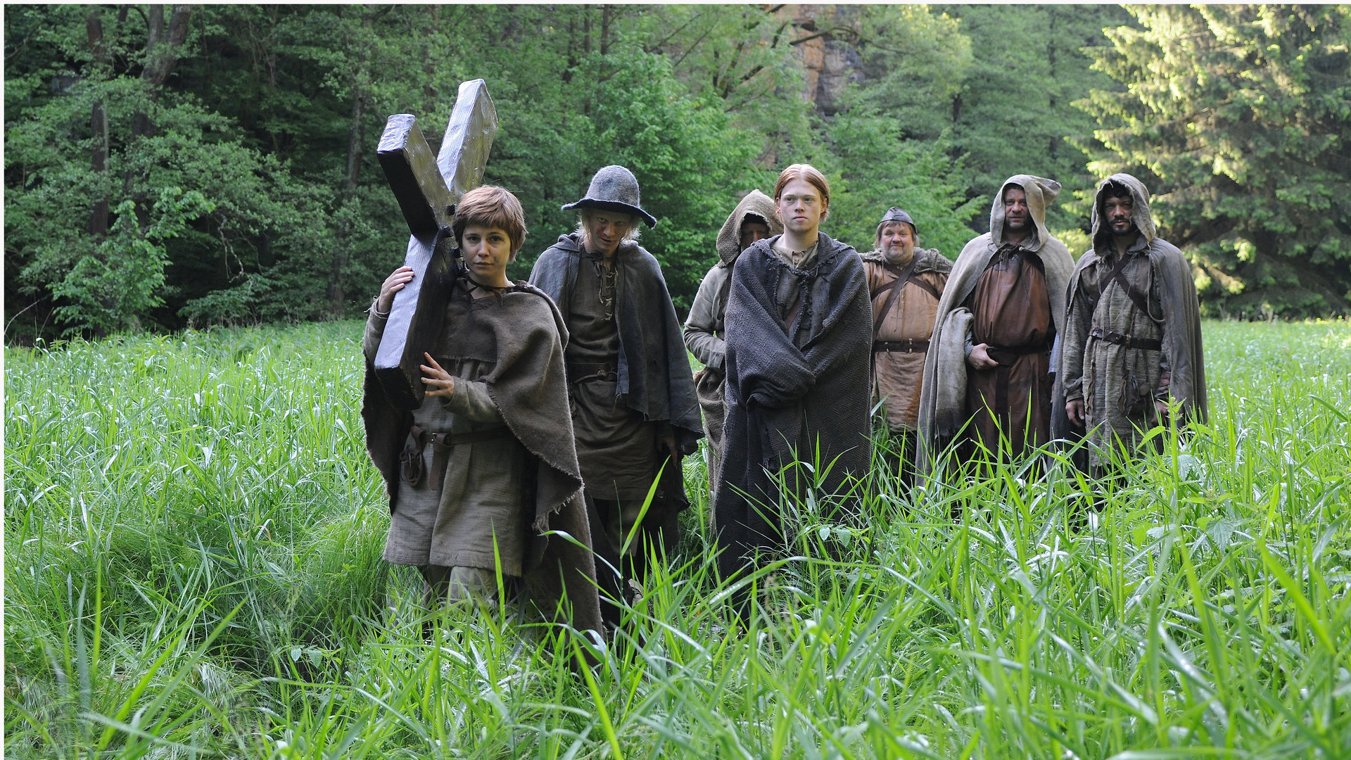 "Die Pilgerin" - Tilla (Josefine Preuß, vorn) trägt an der Spitze der Pilgergruppe das Büßerkreuz.