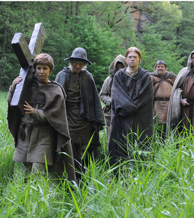 "Die Pilgerin" - Tilla (Josefine Preuß, vorn) trägt an der Spitze der Pilgergruppe das Büßerkreuz.