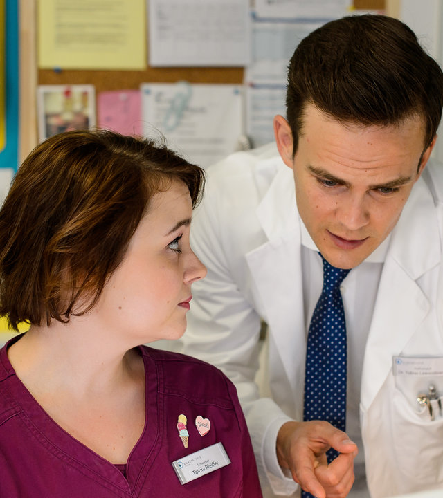 "Bettys Diagnose - Auf der Suche": Talula Pfeifer (Carolin Walter) und Dr. Tobias Lewandowski (Eric Klotzsch) sehen sich etwas am PC an.