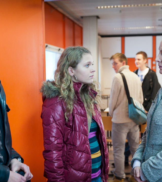 "Notruf Hafenkante - Alte Schule": Melanie (Sanna Englund) steht im Schulflur und beobachtet wie Frau Blume (Annette Kreft) mit ihrer Schülerin Alina (Charleen Deetz) spricht.