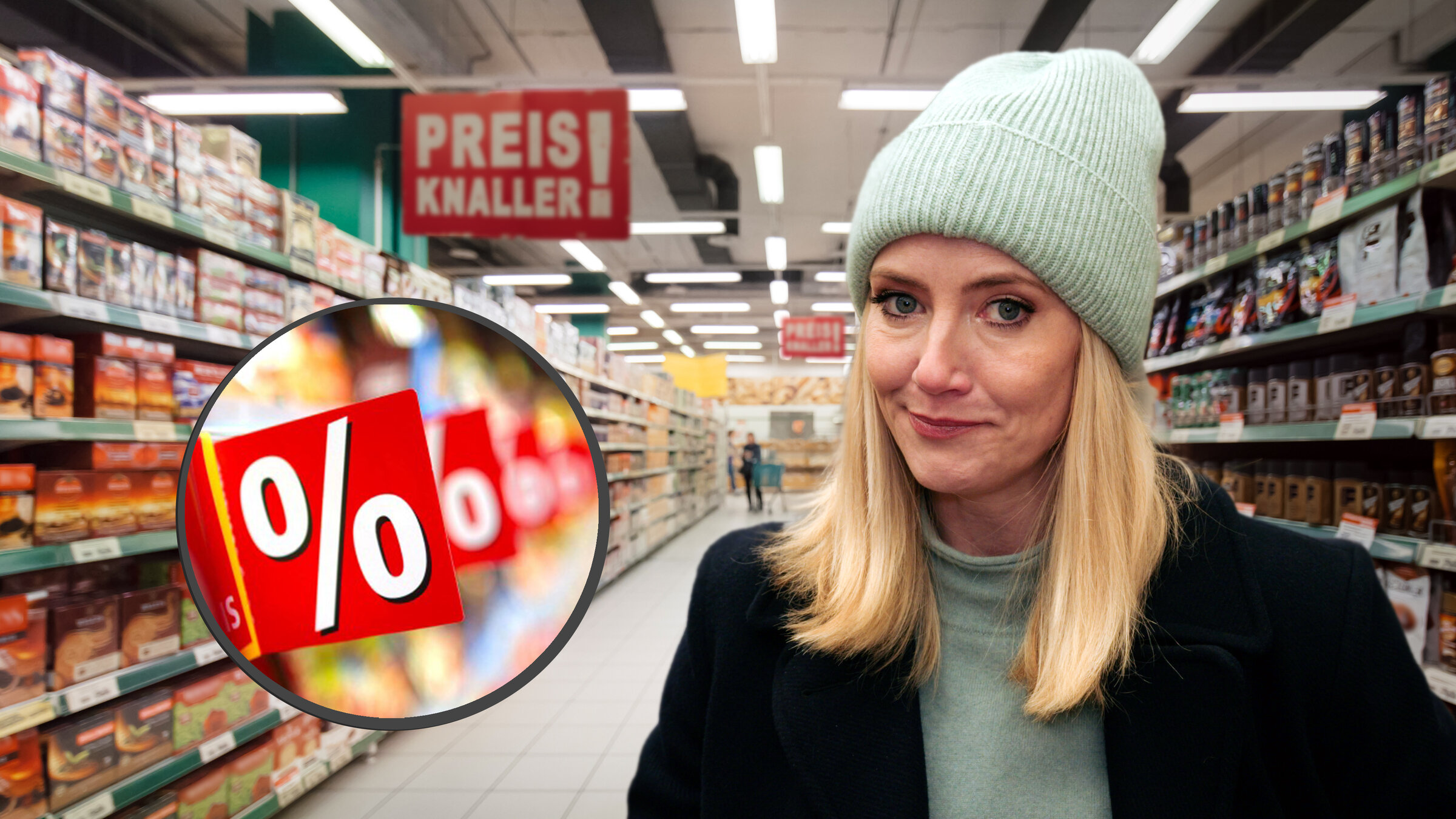 "Die Tricks der Supermärkte - mit Pia Osterhaus": Zwischen zwei Supermarktregalen mit Schnäppchenschildern steht Pia Osterhaus, eine junge blonde Frau mit Strickmütze, und lächelt leicht skeptisch in die Kamera.