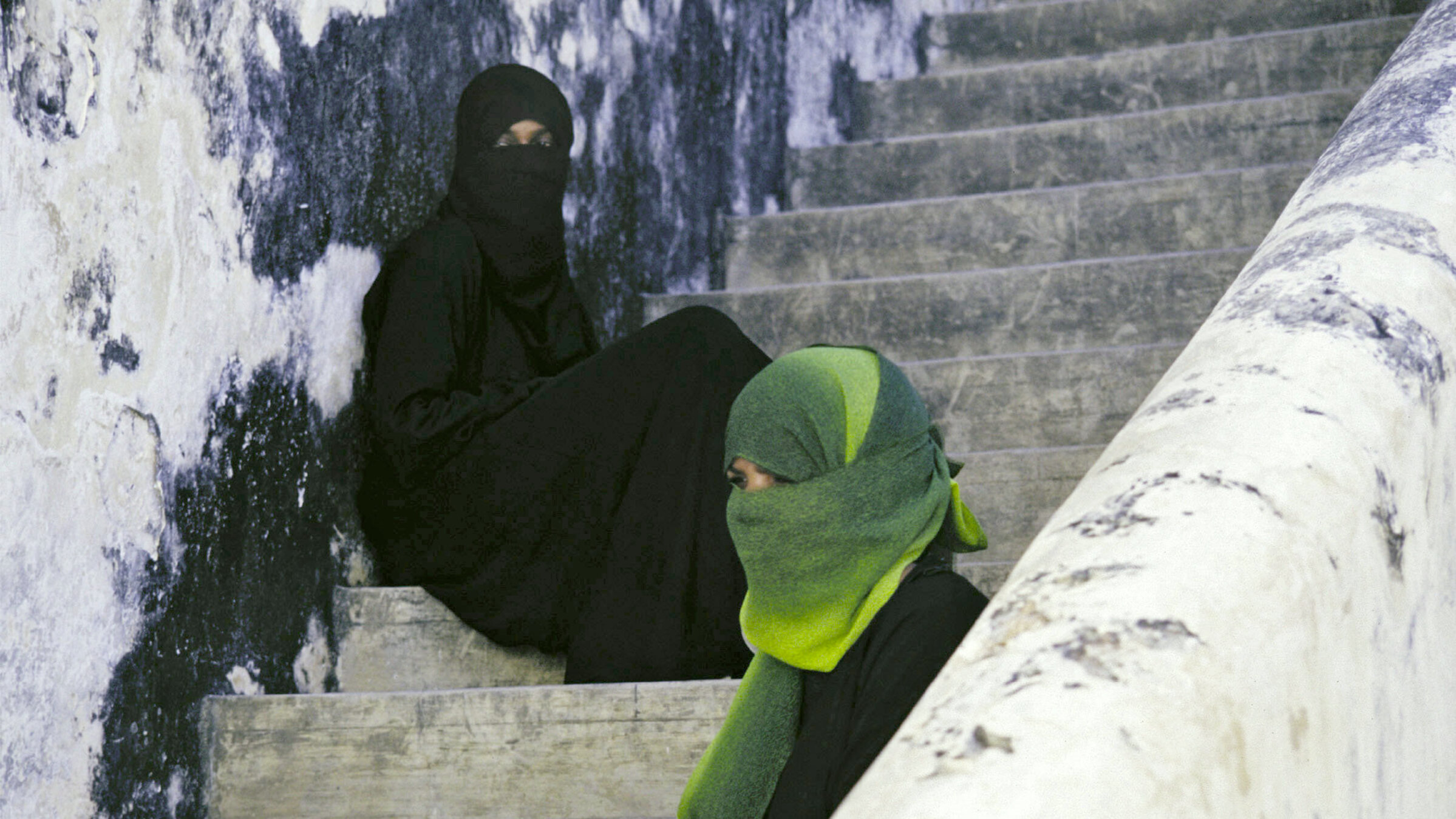 "Schätze der Welt - Erbe der Menschheit: Lamu, Kenia" - Zwei muslimische Frauen in der Altstadt von Lamu