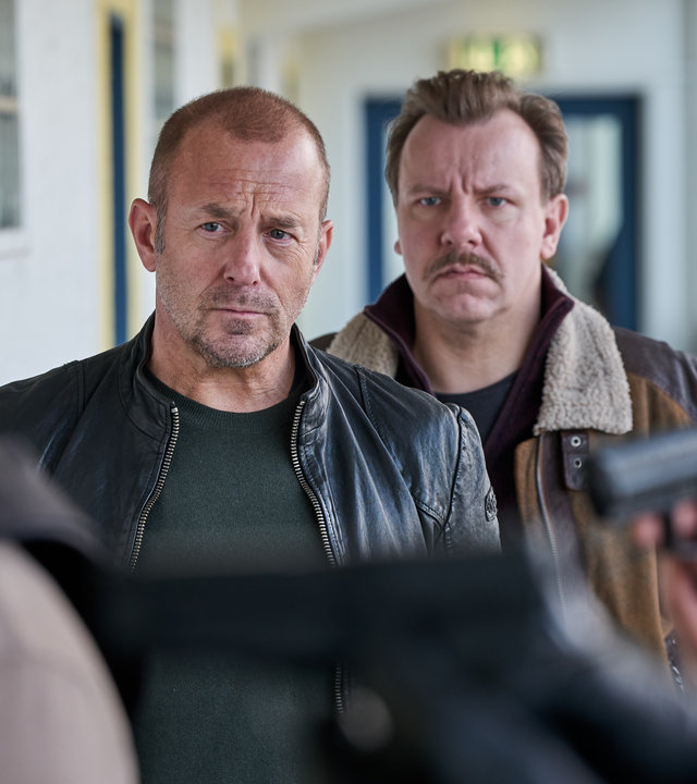 "Die Spur der Mörder": Im Treppenhaus. Ingo Thiel (Heino Ferch) und Winnie (Ronald Kukulies) stehen hinter dem SEK- Einsatzkommando, dessen Männer ihre Waffen bereithalten.