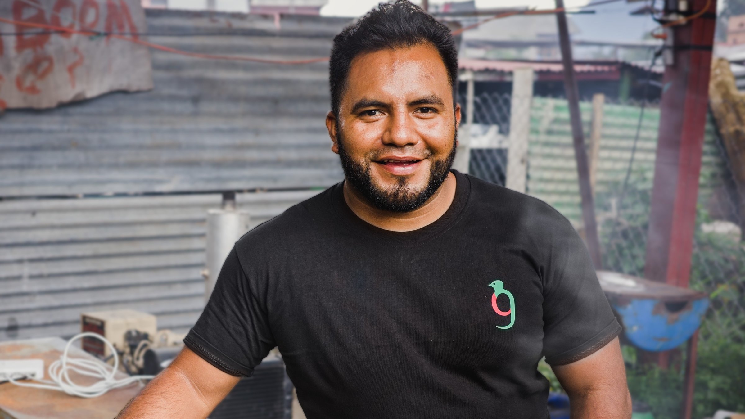 "Bitcoineros": Bitcoineros Eliazar vor seinem mit Altfett betriebenen Bitcoin-Miner in Guatemala.