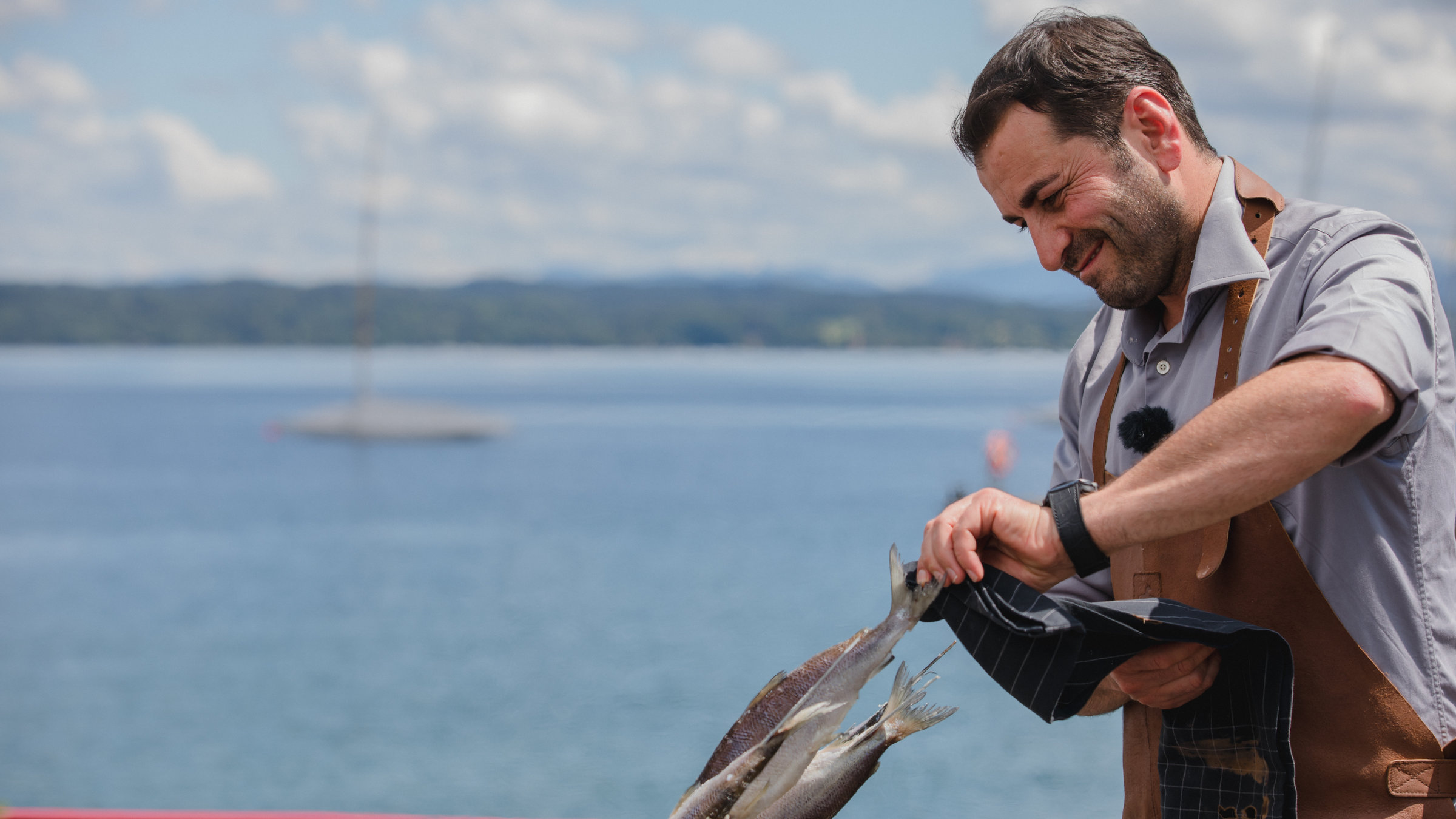 "Grillen mit Ali und Adnan": Spitzenkoch Ali Güngörmüs steckt Renken als Steckerlfisch auf den Grill.