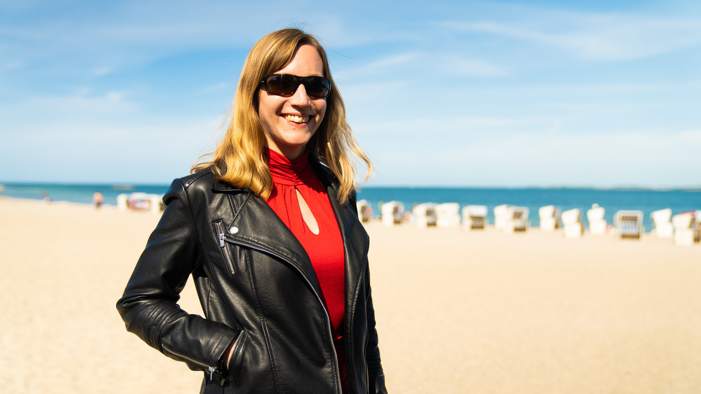 "einfach Mensch - Komm ich zeig Dir meine Welt - Mecklenburg": Charlotte Kaercher steht einem Ostseestrand mit dem Meer im Hintergrund.