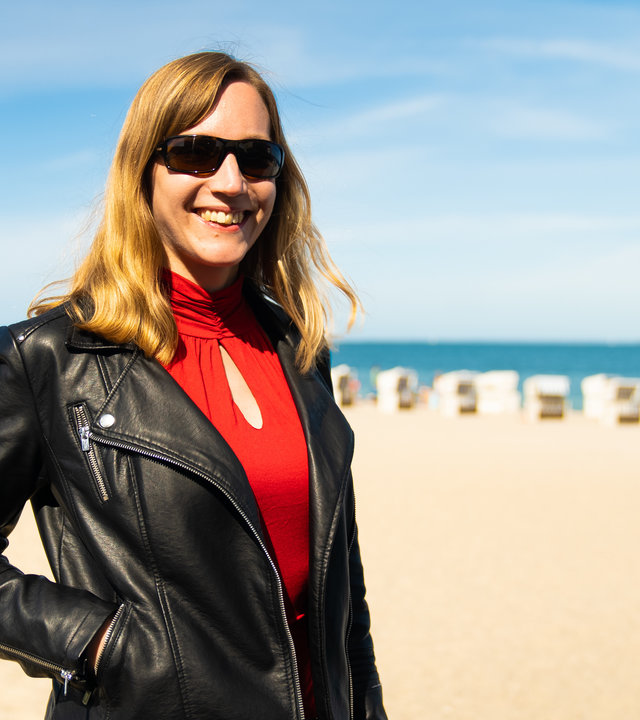 "einfach Mensch - Komm ich zeig Dir meine Welt - Mecklenburg": Charlotte Kaercher steht einem Ostseestrand mit dem Meer im Hintergrund.
