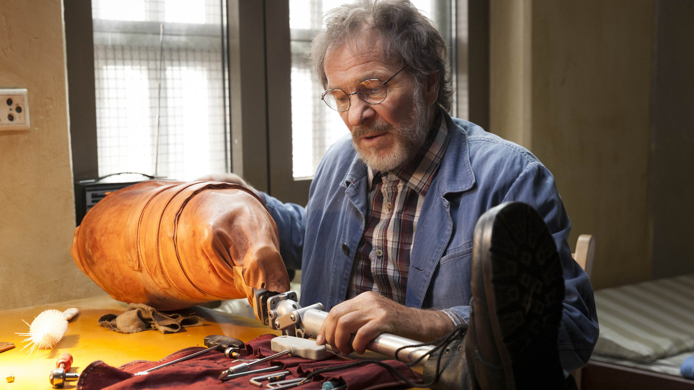 "Besondere Schwere der Schuld": 30 Jahre saß Joseph Komalschek (Götz George) hinter Gittern. Nun bereitet der Mann mit der Beinprothese sich auf seine Entlassung vor.