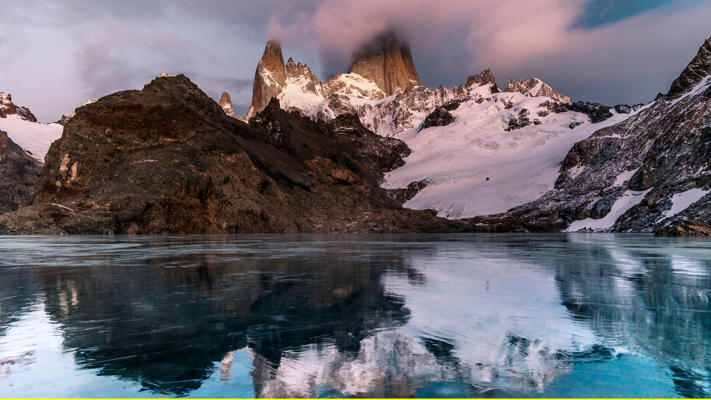 "Die Anden – Natur am Limit (3/3) - Raues Patagonien": Das Paine-Massiv in Süd-Chile. Der knapp 2.500 km2 große, von hohen Bergen, Gletschern, Fjorden und großen Seen durchzogene Nationalpark Torres del Paine ist einer der bekanntesten Nationalparks des Landes. Die drei nadelartigen Granitberge, die „Torres del Paine“ sind sein Wahrzeichen.