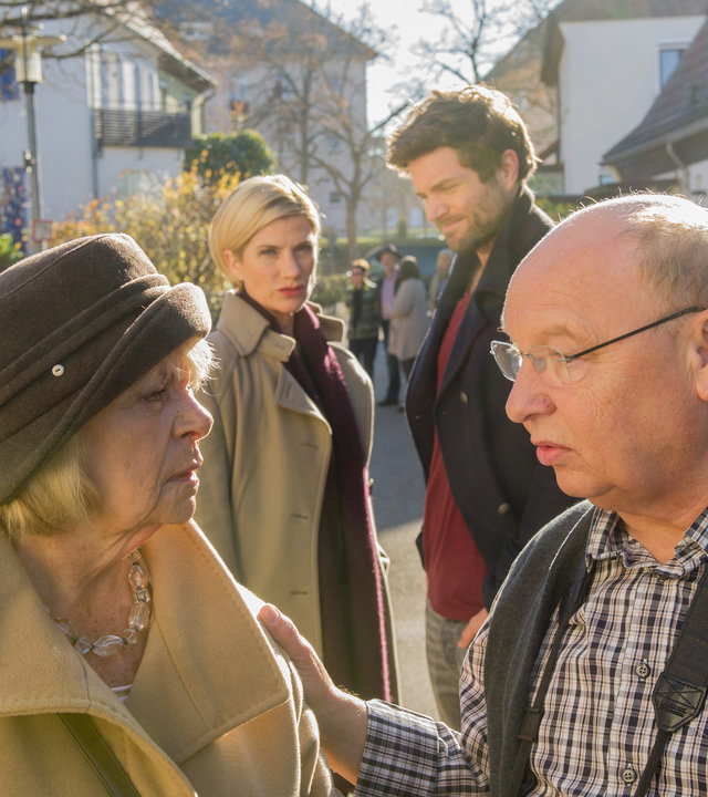 "SOKO Stuttgart - Dirty Harry": Martina Seiffert (Astrid M. Fünderich), Jo Stoll (Peter Ketnath) stehen mit Dietmar Notz (Hans-Joachim Heist) und Berta Hermann (Dagmar Biener) auf der Straße in einem Wohnviertel mit Einfamilienhäusern.