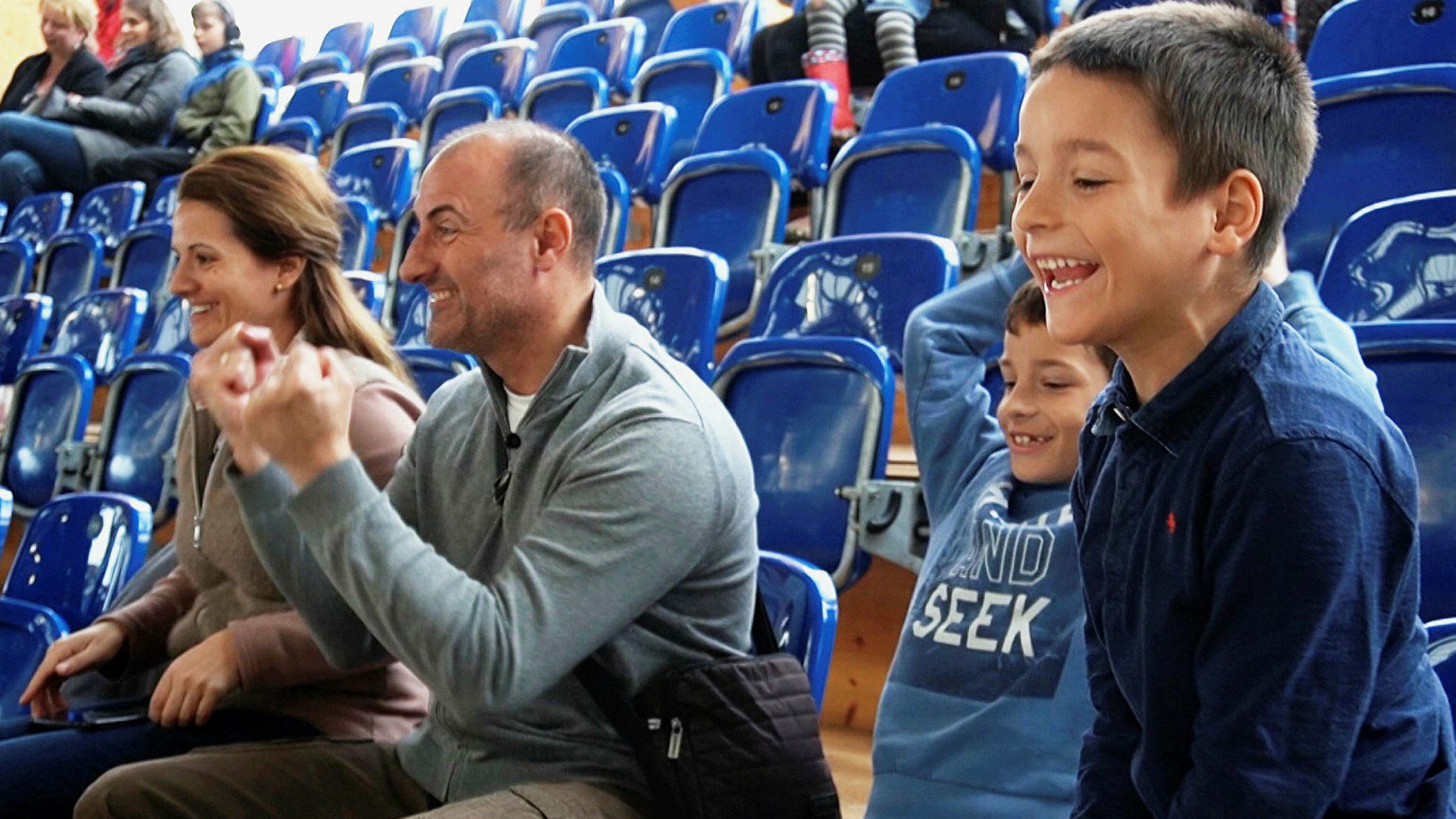 "Eltern - Die Kindermanager": Marija und Mladen Bosanac verfolgen den Eiskunstlauf-Auftritt ihrer Tochter Julia.