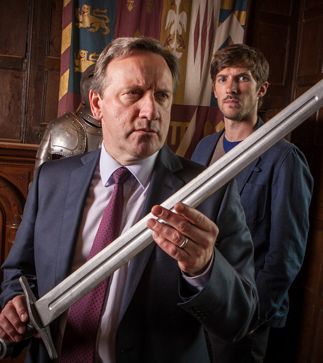 "Inspector Barnaby - Wer mit Geistern spielt ...":  Chief Inspector John Barnaby (Neil Dudgeon) hält ein Schwert in den Händen und DS Charlie Nelson (Gwilym Lee) steht hinter ihm.