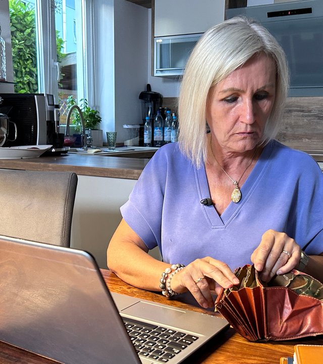 "ZDF.reportage: Armes reiches Deutschland - Selbstständige in Not": Pauline Döring sitzt an ihrem Küchentisch und zählt am Ende des Tages ihre Ausgaben und Einnahmen.
