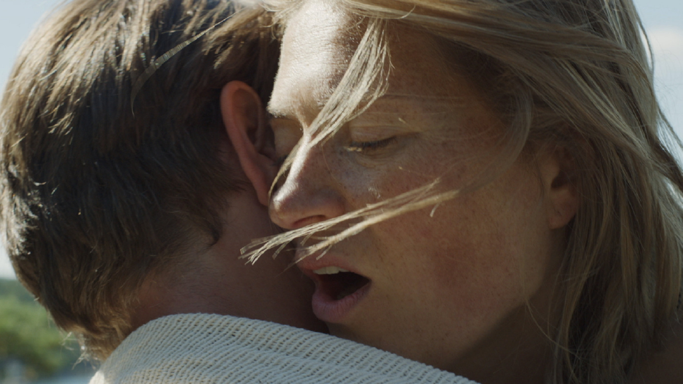 "Mittsommerlust": Olavi (Andrei Alén)‎ und Elli (Inka Kallén) umarmen sich.