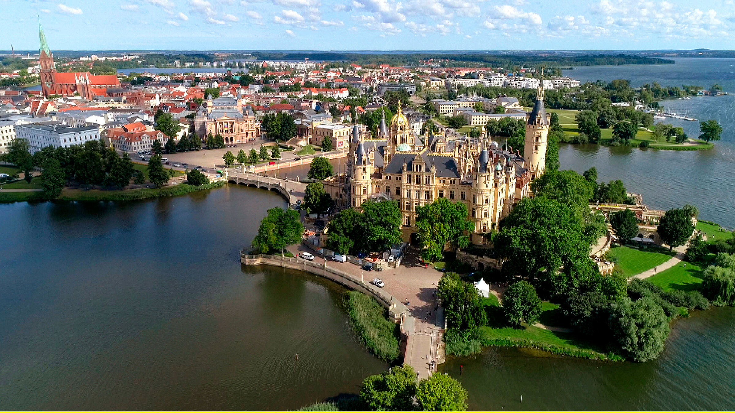 "Land zwischen den Strömen (3/3) - Von der Elbe bis zur Oder": Das Schweriner Schloss auf einer Insel im Schweriner See - eine Schöpfung des romantischen Historismus. Seine Ursprünge reichen bis in die slawische Zeit.