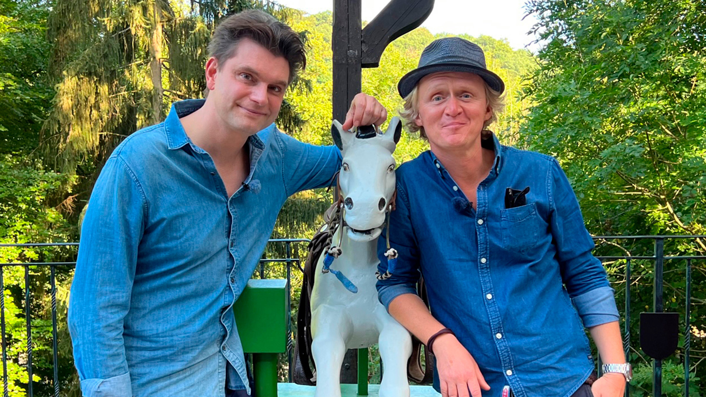 "Kurzstrecke mit Pierre M. Krause - Lutz van der Horst lüftet die Geheimnisse des Märchenwaldes": Es war einmal ein kleiner Bauerssohn. Sein Name war Lutz van der Horst. Seine Sippe war wegen ihrer strammen Waden in aller Munde. Die Kunde verbreitete sich rasch im Lande, bis sie schließlich auch den berühmten Gaukler Pierre M. Krause erreichte. Eines Tages, machte er sich auf die Reise diesen Lutz zu finden. Im Märchenwald, so wusste man, hielt er sich gern auf. Und wie das Schicksal es so wollte, begegneten sich die beiden und teilten ein Stück ihres Weges auf gemeinsamem Fuße.