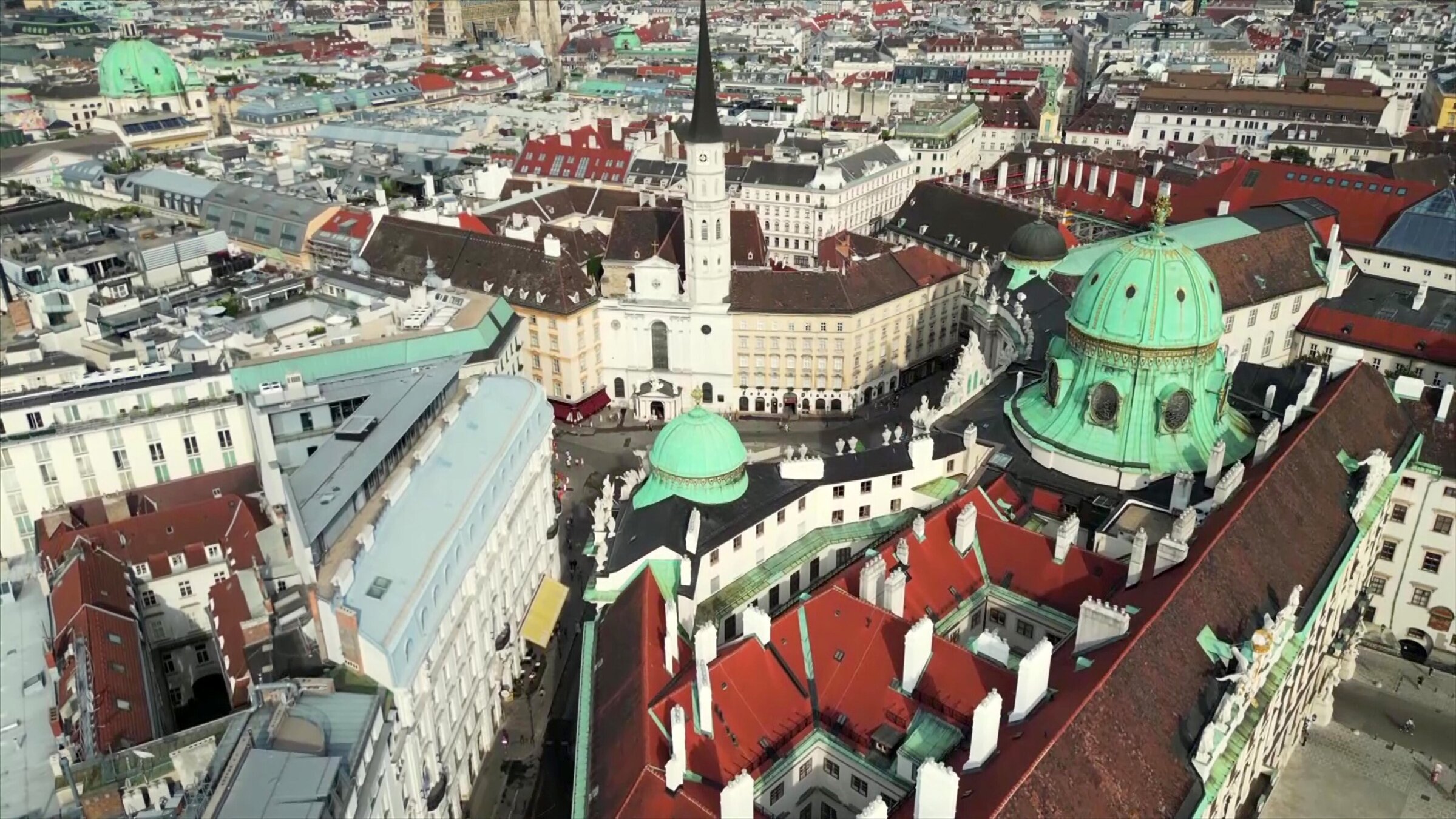 "Geheimnisvolle Hofburgkapelle": Luftaufnahme Hofburg und Michaelerkirche, Wien.
