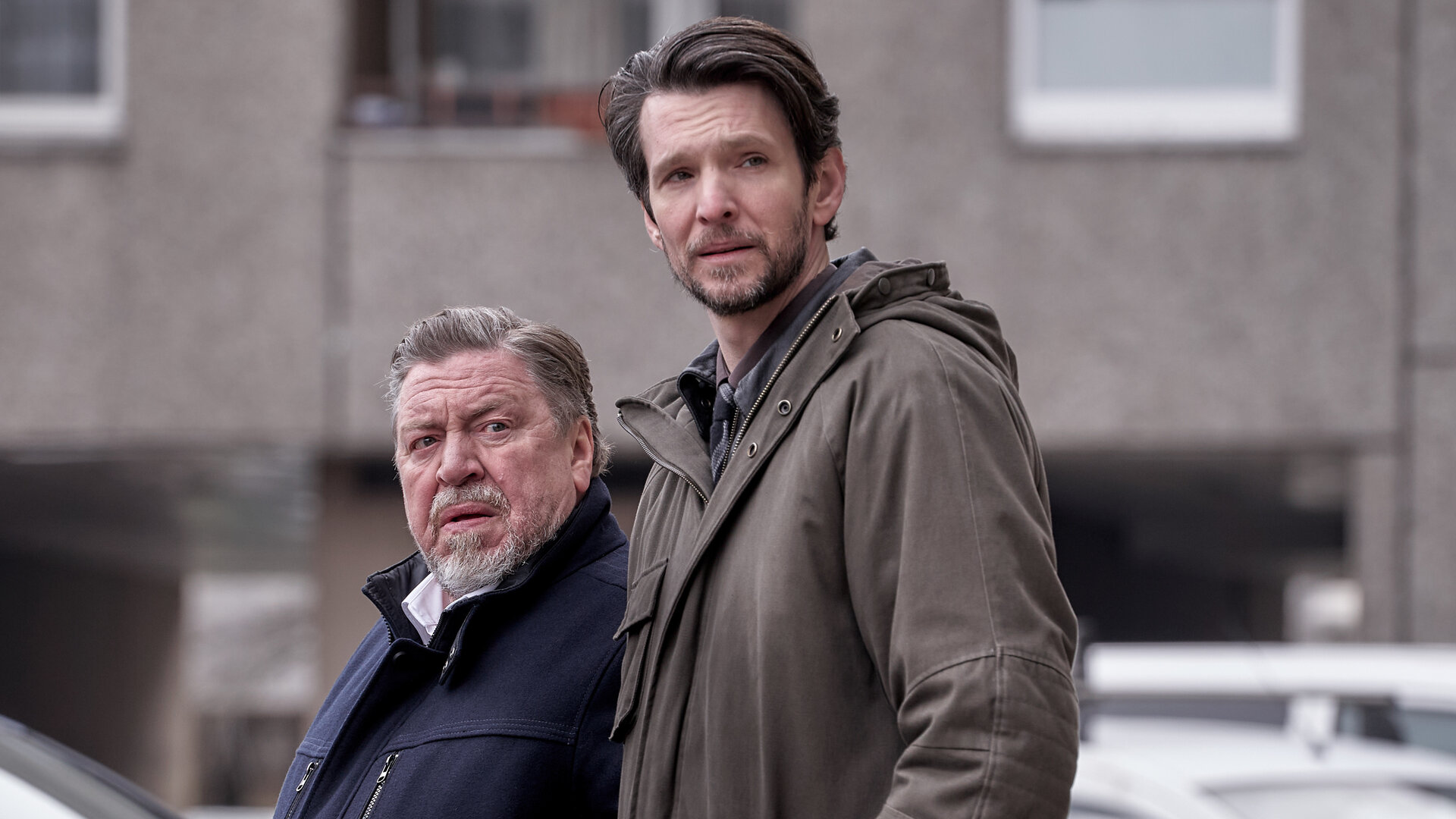 "Der gute Bulle - Heaven can wait": Fredo Schulz (Armin Rohde) und sein Kollege Radu Lupescu (Sabin Tambrea) stehen nebeneinander auf der Straße.