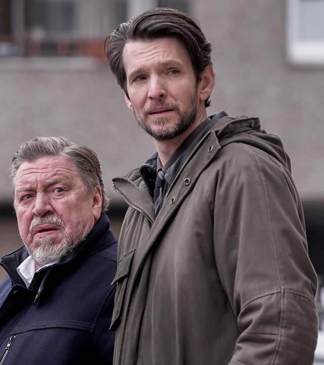 "Der gute Bulle - Heaven can wait": Fredo Schulz (Armin Rohde) und sein Kollege Radu Lupescu (Sabin Tambrea) stehen nebeneinander auf der Straße.