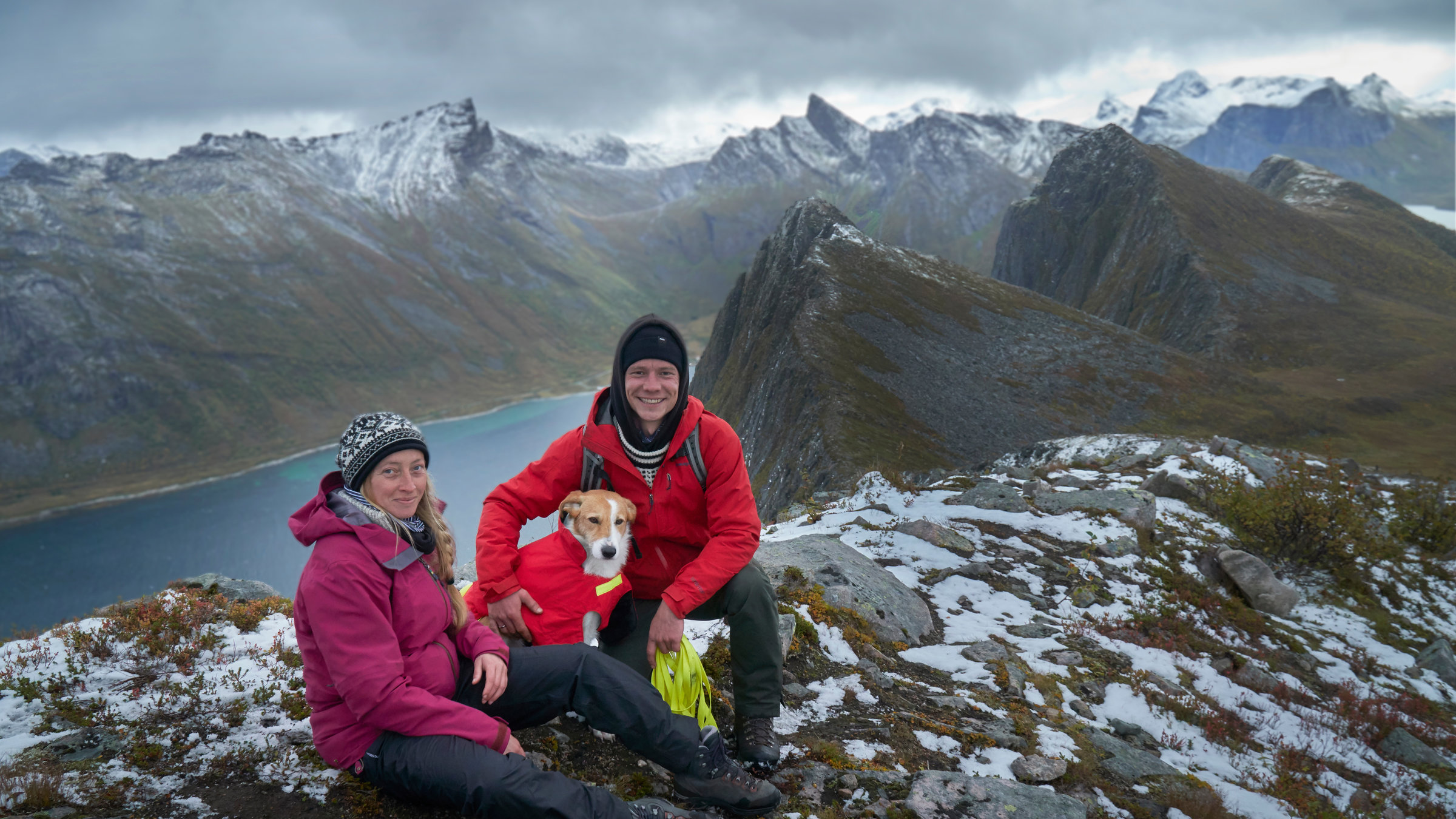 "Terra X: Abenteuer Freiheit - Unterwegs am Polarkreis": Ellen und Jonas mit Hund Suki sitzen auf dem verschneiten Gipfel des Husfjellet auf der Insel Senja in Norwegen.