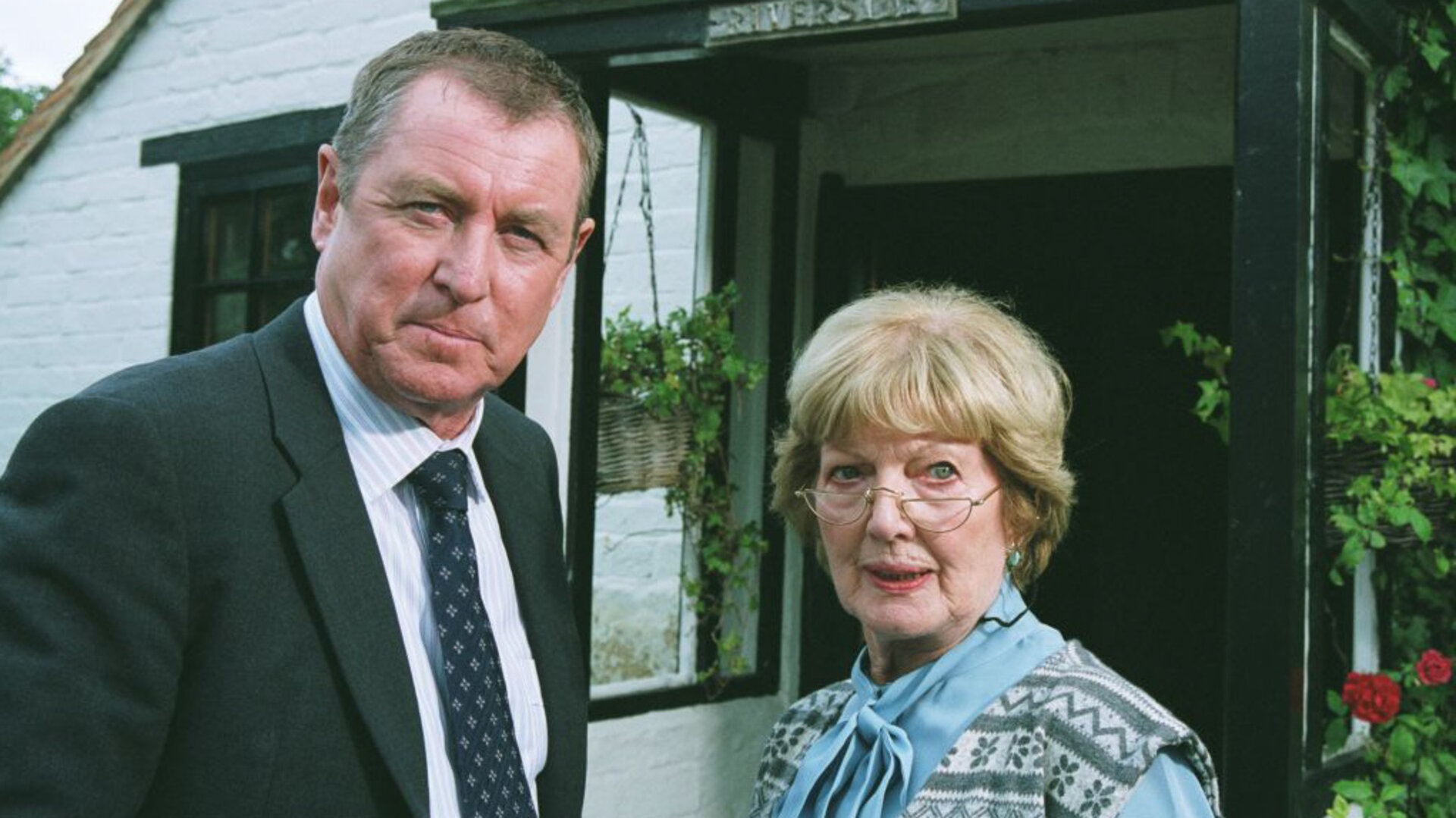 "Inspector Barnaby - Nass und tot": DCI Tom Barnaby (John Nettles) und Mrs Sharp (Janet Brown) stehen nebeneinander und blicken in die Kamera.