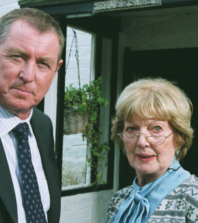 "Inspector Barnaby - Nass und tot": DCI Tom Barnaby (John Nettles) und Mrs Sharp (Janet Brown) stehen nebeneinander und blicken in die Kamera.