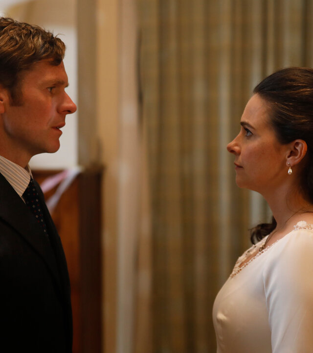 “Der junge Inspektor Morse – Alte Freunde“: Inspektor Morse (Shaun Evans) und die Braut Joan Thursday (Sara Vickers) stehen sich in einem Hochzeitssaal gegenüber und schauen sich ernst an.