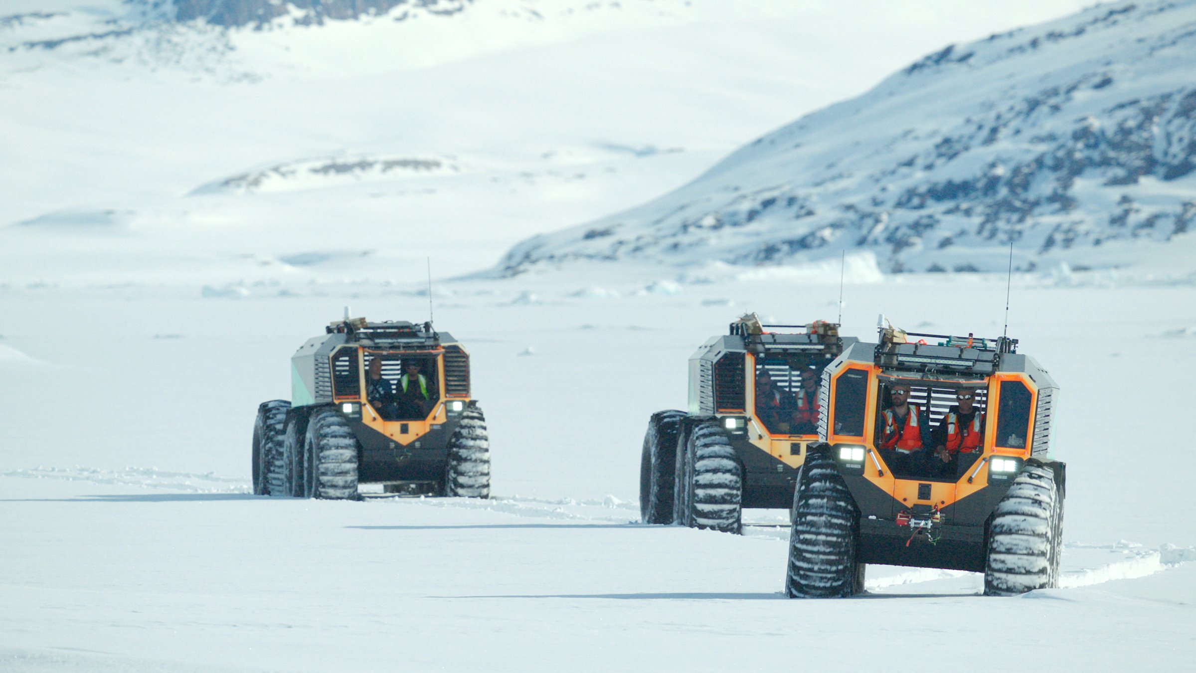 "Terra X:  Die Arktis – 66,5 Grad Nord  - Die Jagd nach Schätzen": Drei große Schneefahrzeuge fahren hintereinander in einer schneebedeckten Landschaft.