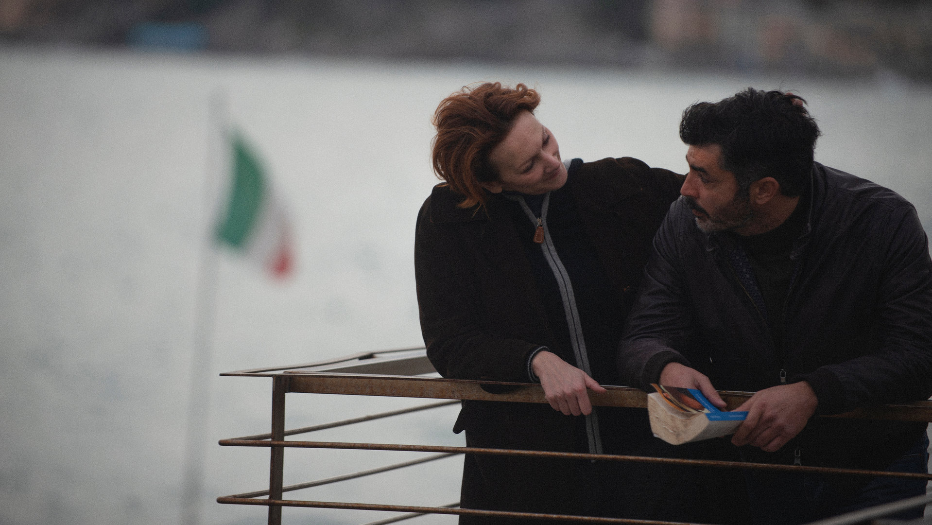 "Survivors - Drohende Gefahr": Anita (Pia Lanciotti) und Ivan De Santis (Carmine Recano) unterhalten sich sehr angeregt an der Reling eines Schiffes. Sie stehen nebeneinander und schauen sich intensiv an.