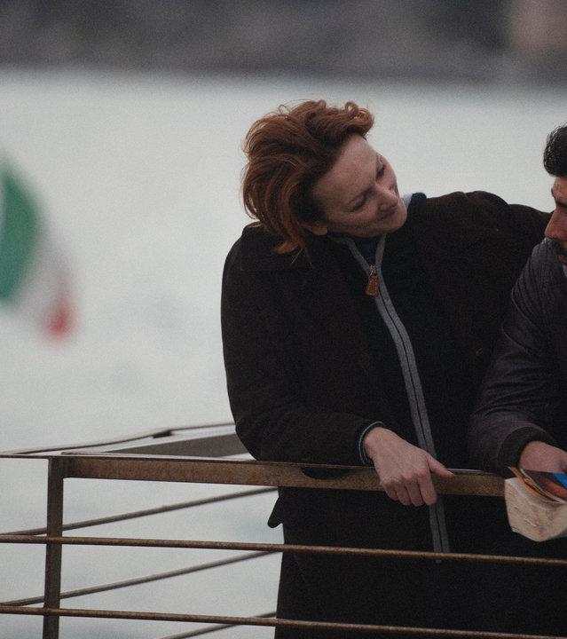 "Survivors - Drohende Gefahr": Anita (Pia Lanciotti) und Ivan De Santis (Carmine Recano) unterhalten sich sehr angeregt an der Reling eines Schiffes. Sie stehen nebeneinander und schauen sich intensiv an.