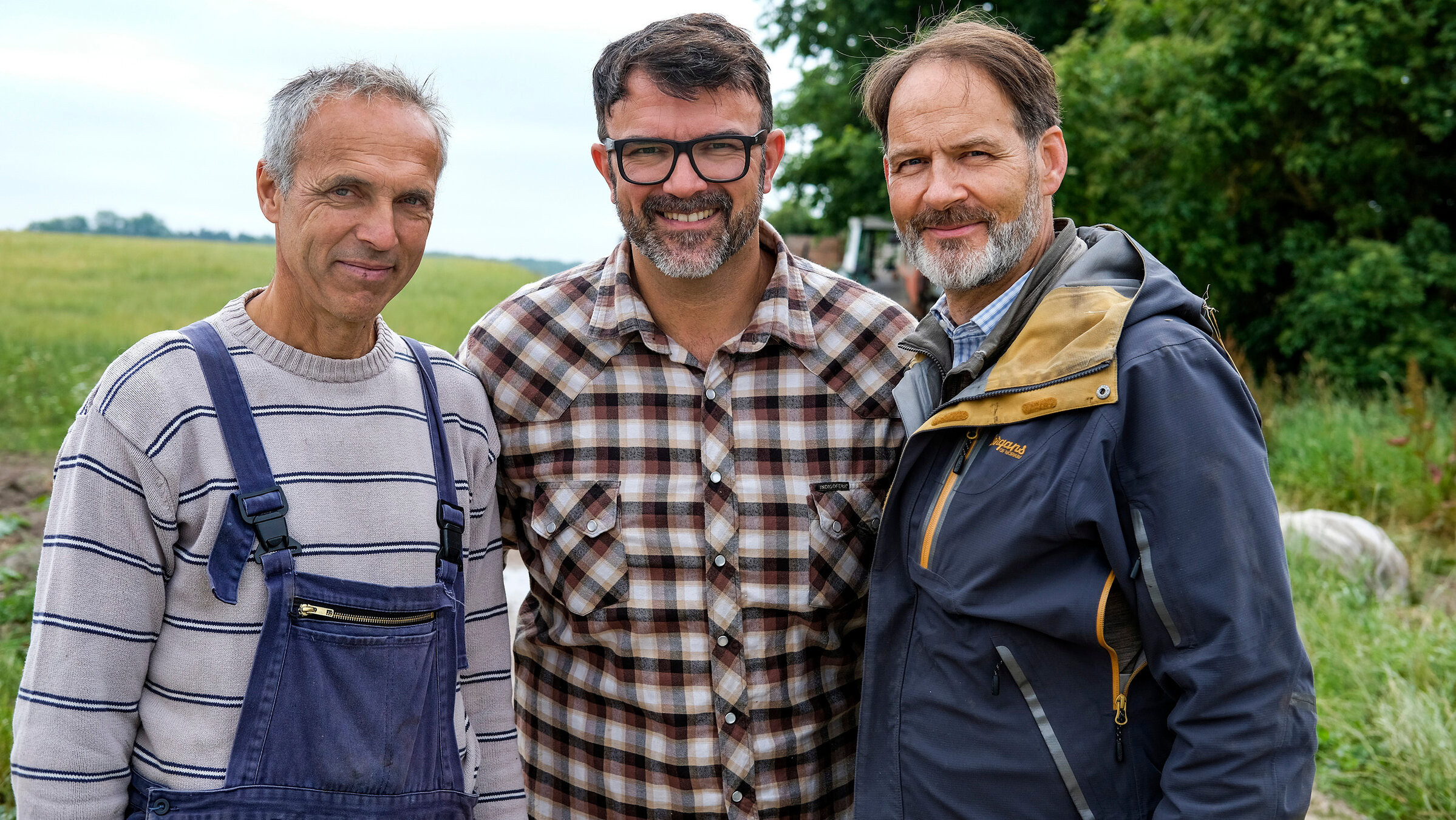 "Iss besser! - Tariks wilde Küche - Saftiges Müritz-Lamm": Tarik Rose mit Hofbesitzer Matthias Ruoff (rechts) und Gemüseexperte Dreyer (links).