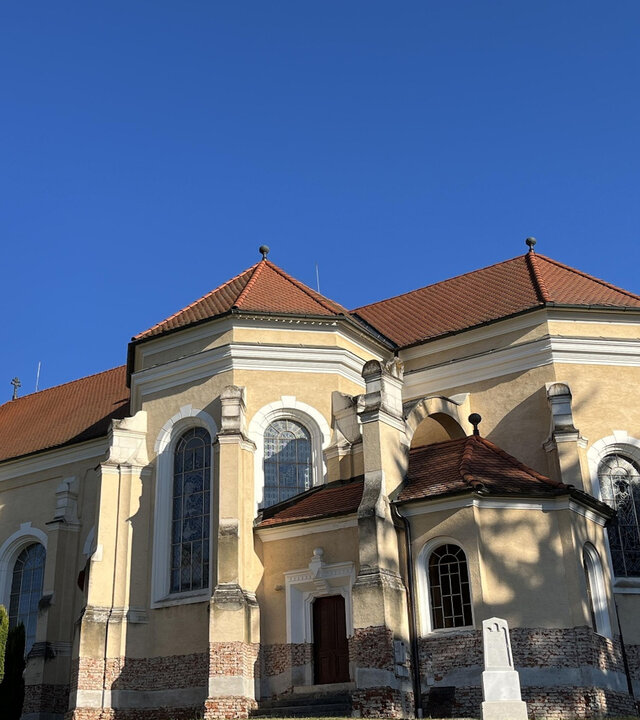 "Katholischer Gottesdienst - Grenzenloser Friede": Außenansicht der Wallfahrtskirche St. Emmerich in Felsörönök (Oberradling) an der österreichisch-ungarischen Grenze