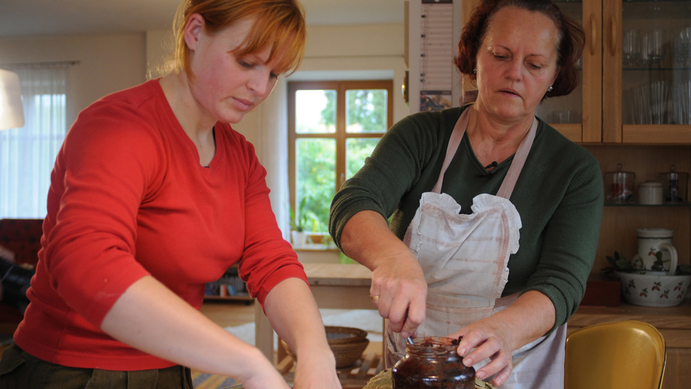 "Zu Tisch ... in Mähren": Tochter und Mutter – beide heißen Světlana Tioková – füllen Kartoffelpfannkuchen mit selbst gemachtem Pflaumenmus und Mohn.