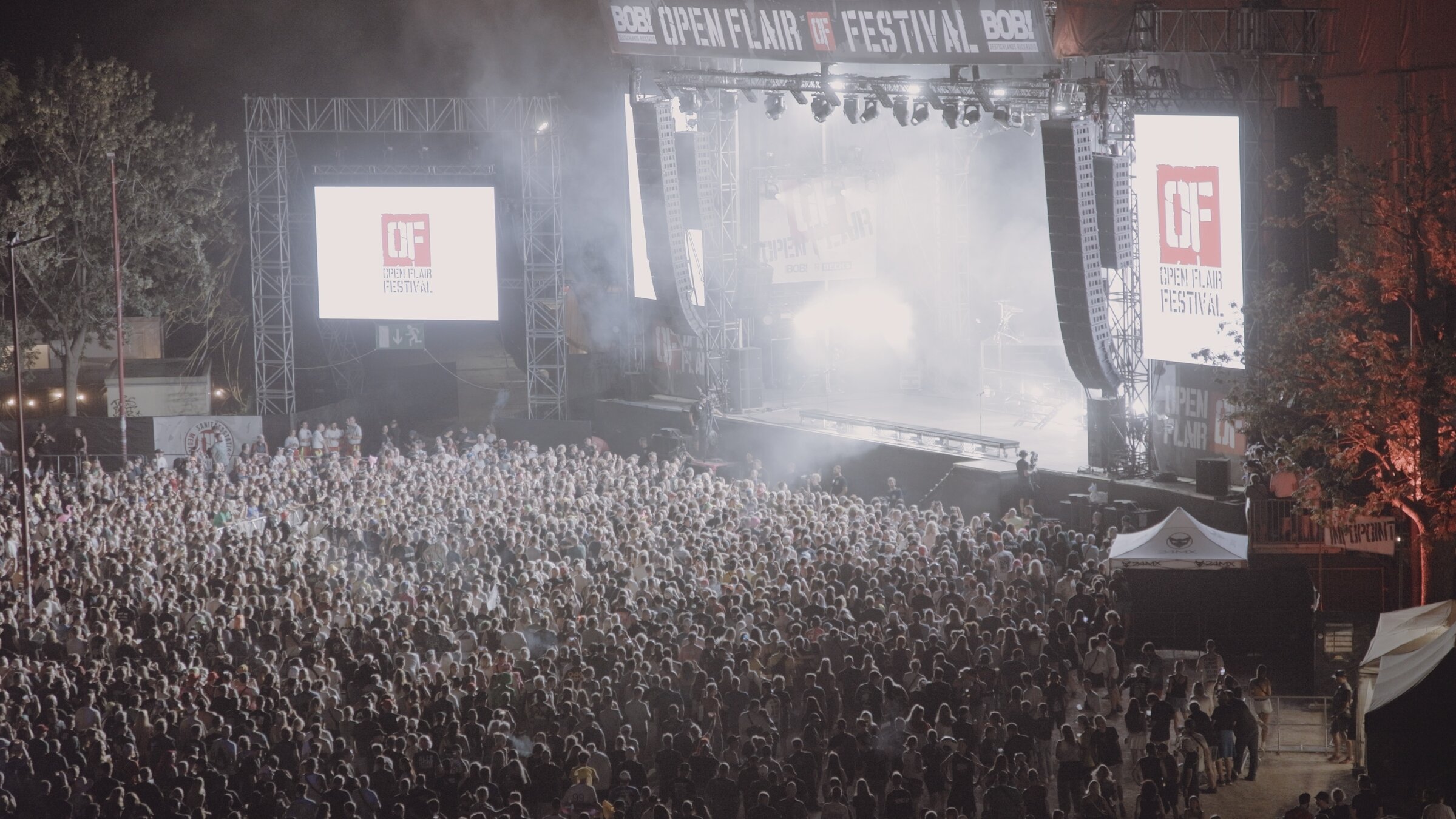 "Gemeinsam, laut und wild: Open Flair Festival": Beim Open Flair Festival haben sich bei Nacht vor der großen, hellerleuchteten Bühne viele Festivalbesucher versammelt.
