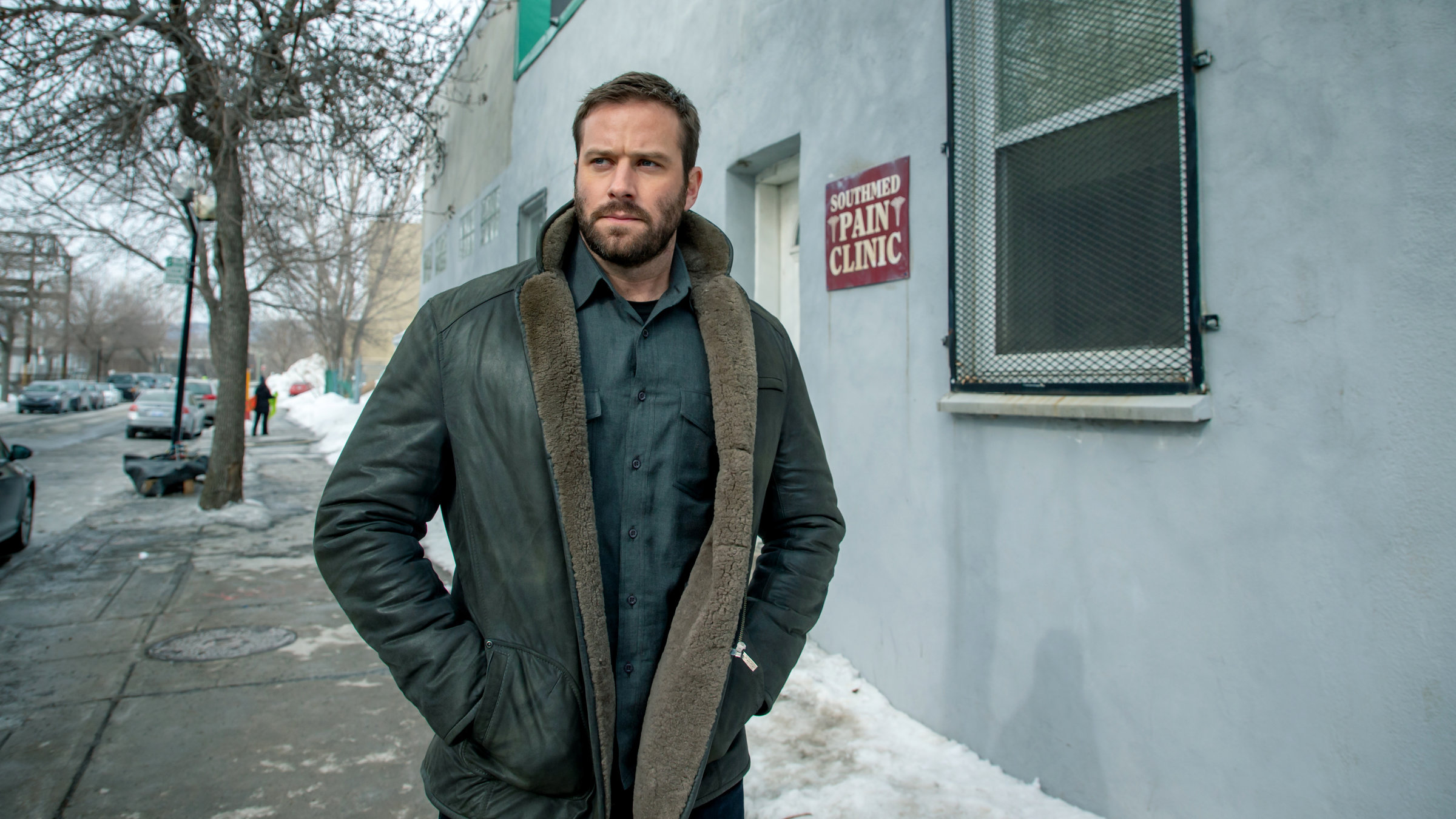 "Dreamland - Tödliche Geschäfte": US-Agent Jake Kelly (Armie Hammer) steht neben einer Hauswand auf dem Bürgersteig. Er hat seine Hände in den Jackentaschen und sieht zur Seite.