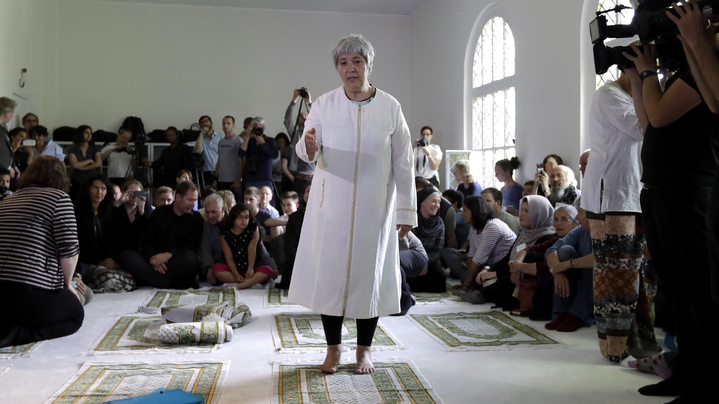 "37°: Mutig, cool und unverschleiert - Frauen gründen eine liberale Moschee": Seran Ates steht im Gebetsraum der Moschee auf ihrem Gebetsteppich.